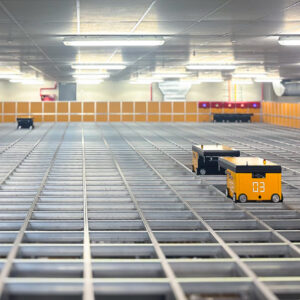 Digital, automated logistics center with robots